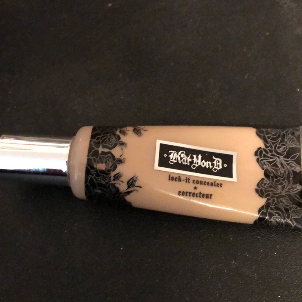 Kat von D lock it concealer